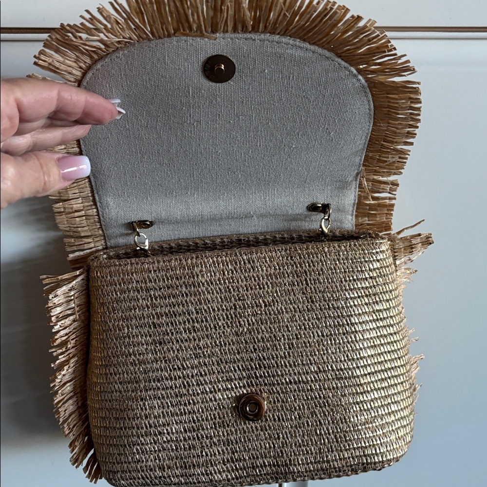NWT Tommy Bahama Woven Straw & Shimmer Gold Fringe Bag w/Bamboo Handle - Picture 2 of 8